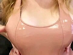 Masturbačná inštruktorka zbožňuje svoje prirodzené prsia a zadok v latexových šatách