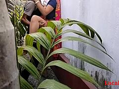 Soția indiană în saree se bucură de sex în aer liber în grădina casei