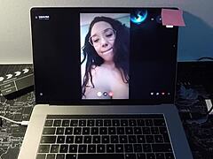 Seks hebben en masturberen met een Spaanse milf op webcam