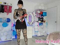小さな黒いスカートとビキニを着たオーストラリアのポルノスターのメロディ・ラドフォードの自家製ビデオ