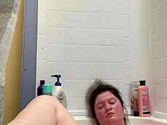 Geile MILF wordt ondeugend in de douche