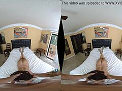 Virtual reality porno met een borstenrijke brunette MILF