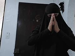Arabische MILF in schwarzem Niqab reitet auf einem Analtoy und spritzt vor der Webcam