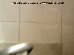 Seks oral luar dengan ibu tiri dan anak lelaki di bilik mandi di Camsluttygirls