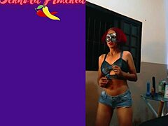 Mujer madura amateur provoca con un striptease y fuma dos cigarros