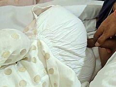 Bhabhi sardarni recibe un masaje en su coño y es follada en un video porno HD