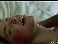 胸の良いポルノスターのデルフィーン・ゼントウは,性感なハンドジョブのシーンに出演しています