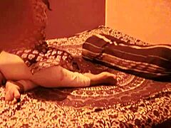 Bhabhi cu fundul mare îi face un masaj senzual partenerului ei desi