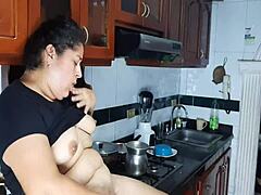 Eine Latino-Amateurin macht sich in der Küche fertig, während ihr Stiefbruder zusieht