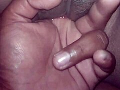 Amateur mit einem großen Schwanz masturbiert sich in einem selbstgemachten Video