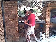 Schovaná kamera zachytila nevinnou manželku a 18letého souseda, jak podvádějí