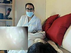 Doktor Nicoletta, hastasına unutulmaz bir vajinal muayene ve oral seks yapıyor