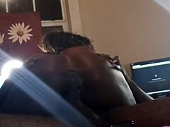 Una MILF venezolana tiene su coño apretado follado en un video casero