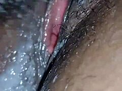 Μια εβανέζικη MILF με καυλωμένο κώλο παίρνει κρέμα από τον θαυμαστή της στην κάμερα