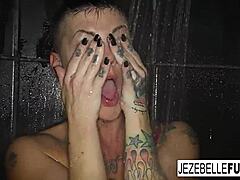 巨乳のジェザベル・ボンドはシャワーで濡れて跳ね返る