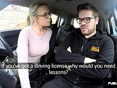 ممارسة الجنس اليدوي والفموي في سيارة مع مدرب القيادة