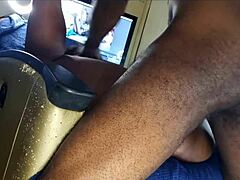 Μια καυτή MILF επιδεικνύει το μαύρο μουνί της σε ένα σπιτικό βίντεο