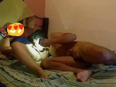 Eine kolumbianische Schönheit bekommt ihre Muschi in den Arsch und in die Vagina gefickt