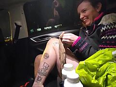MILF amatur mendapat pantatnya ditumbuk oleh pemandu trak di bilik hotel