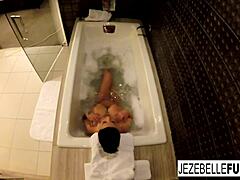 Jezebelle Bond, o cubaneză atrăgătoare, se filmează făcând o baie senzuală