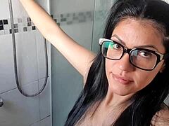 POV videó egy szexi latin nőről, aki lazít és élvezi a punciját
