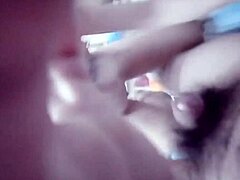 Порно видео, показващо гърдиста брюнетка, която си разтяга ануса