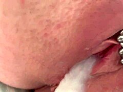 Amatør-milf får sin piercerede fitte knullet og fyldt med sæd