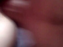 Μια μαμά παίρνει τον σφιχτό της κώλο γαμημένο σε ένα σπιτικό βίντεο