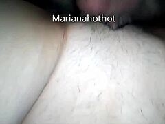 La amateur Marianahothot estira su apretado agujero