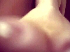 Eloiseのフェラチオスキルは、この蒸し暑いビデオで完全に展示されています。