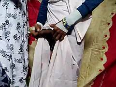 Mogen indisk fru njuter av analsex med yngre man och lämnar honom för skojs skull