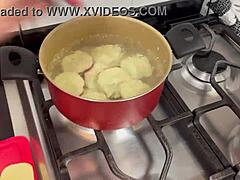 Sexiga Coyote Cozy Cook lär dig hur man gör en söt potatisrätt med en twist