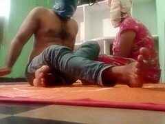 Ерозираната дупка и стегнатата путка в индийски секс клип