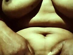 Sexy indisk MILF viser frem sin hårløse fitte og store pupper i solo onani