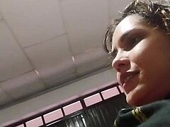 Büyük popolu sıcak Kolombiyalı okul kızı, kardeşini kamerada becermeyi seviyor