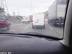 Videolla, jossa lutkamainen kameratyttö saa kyytiä kuljettajaltaan lepoasemalla