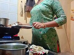 Η ερασιτεχνική Ινδική σύζυγος γαμιέται σκληρά στην κουζίνα
