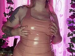 Titillating mamma i latex outfit