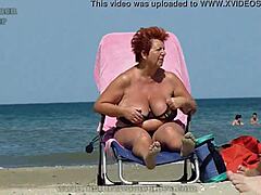 Oudere oma's genieten van het strand