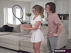Cory Chase, üvey oğluna nasıl tenis raketleri gibi kullanılacağını öğretiyor