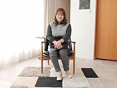 تاكاياما مياكو الأم تحصل على عملية تدليك وكريم باليد في فيديو ناضج للعادة السرية