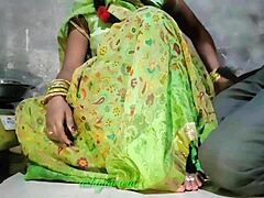 Kijk hoe een volwassen Indiase vrouw een geweldige pijpbeurt geeft in het Hindi